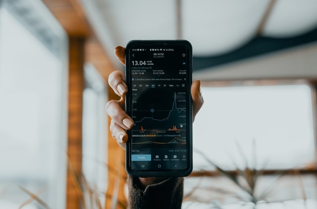 Investering og aktier - sådan kommer du i gang: step-by-step guide